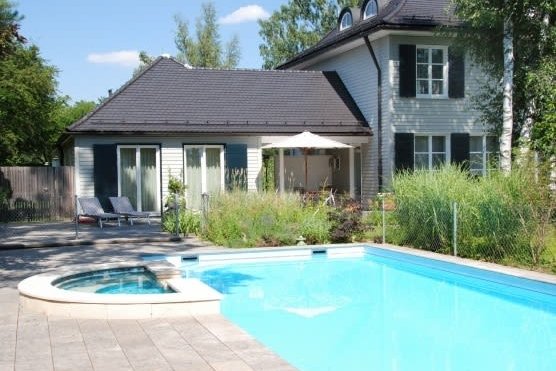 Schwimmbad mit Wirlpool