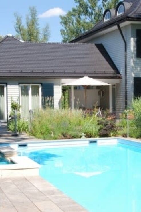 Schwimmbad mit Wirlpool