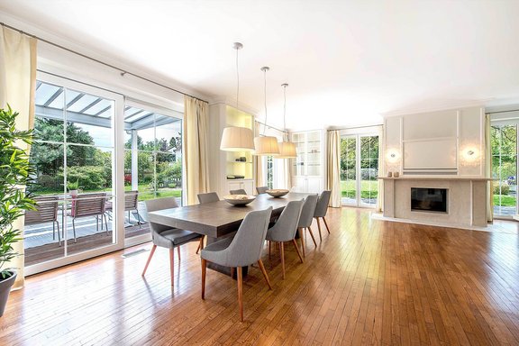 Spacious living / dining area