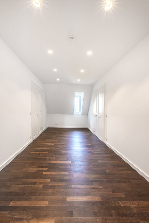 Geräumige Ankleide im Dachgeschoss