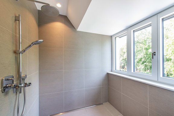 Masterbad mit Wanne und Walk-in-Dusche