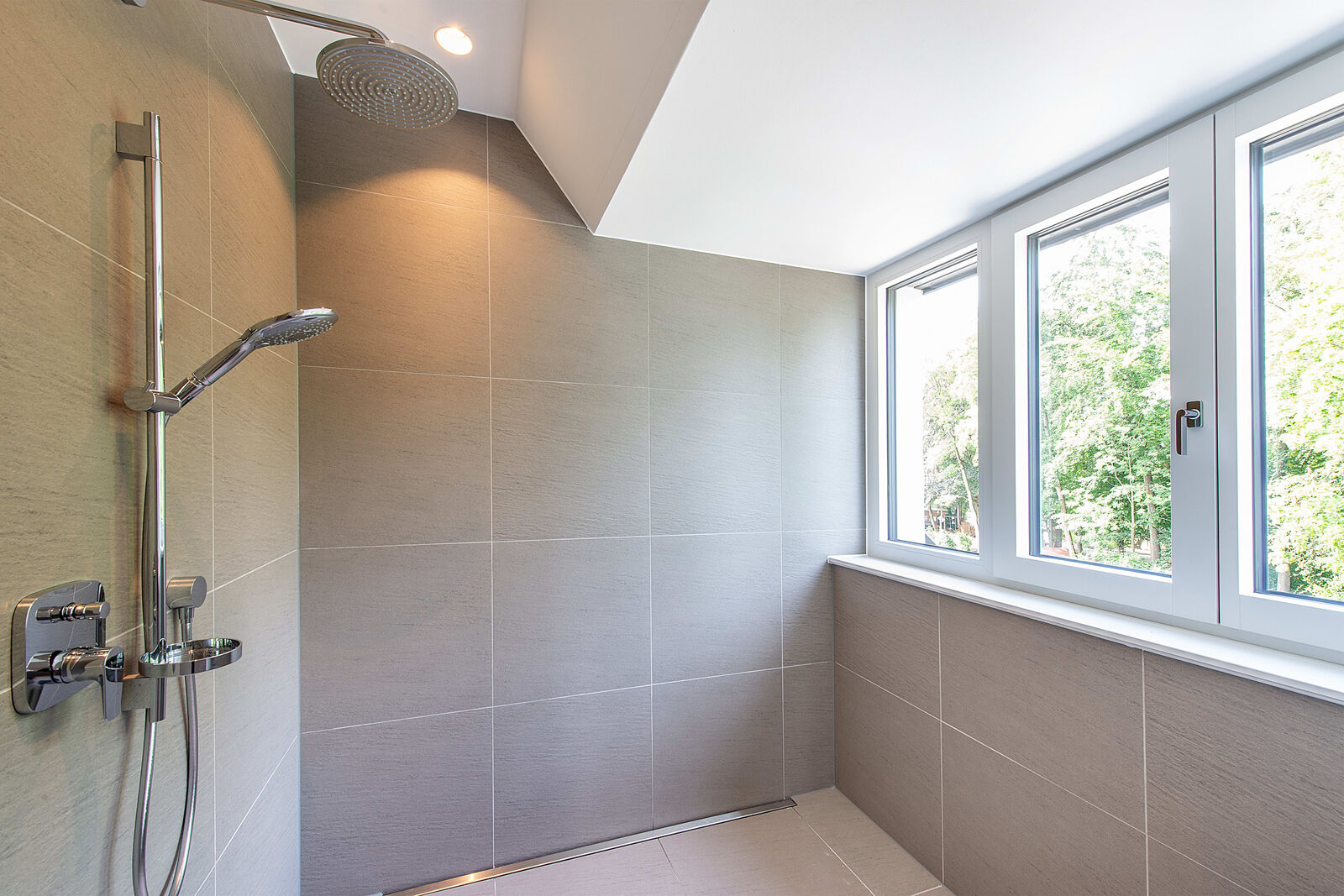 Masterbad mit Wanne und Walk-in-Dusche