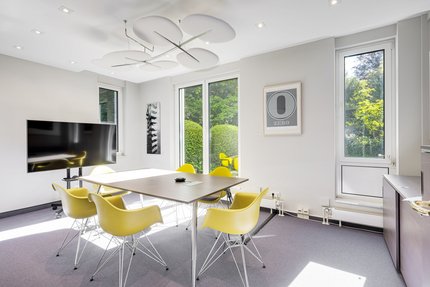 Heller moderner Meetingraum