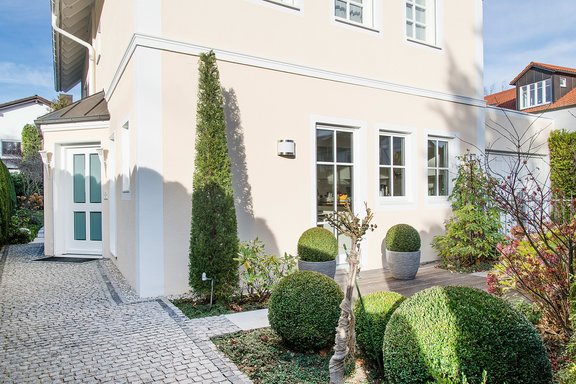 Eingangsbereich mit Terrasse vor der Küche