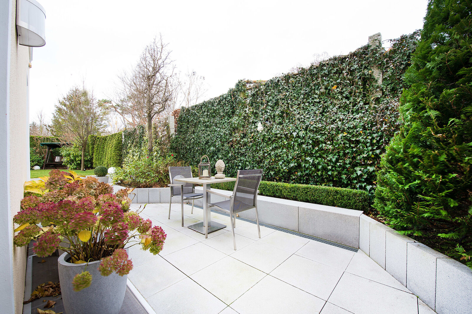 Kleine Terrasse neben dem Haus