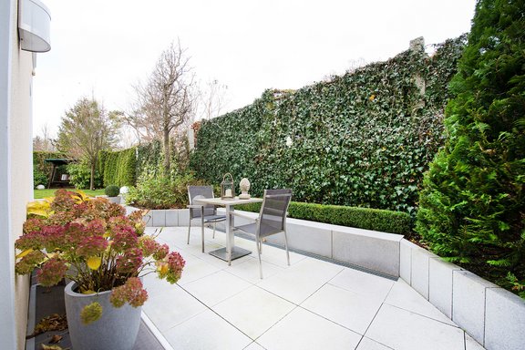 Kleine Terrasse neben dem Haus