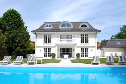 Repräsentatives Villenanwesen auf Traumgrundstück mit luxuriöser Ausstattung und Außenpool