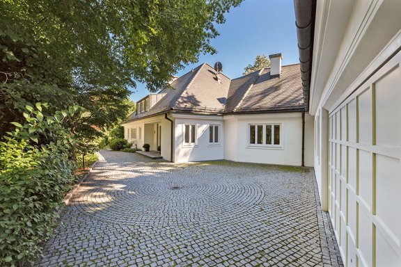 Access to the double garage