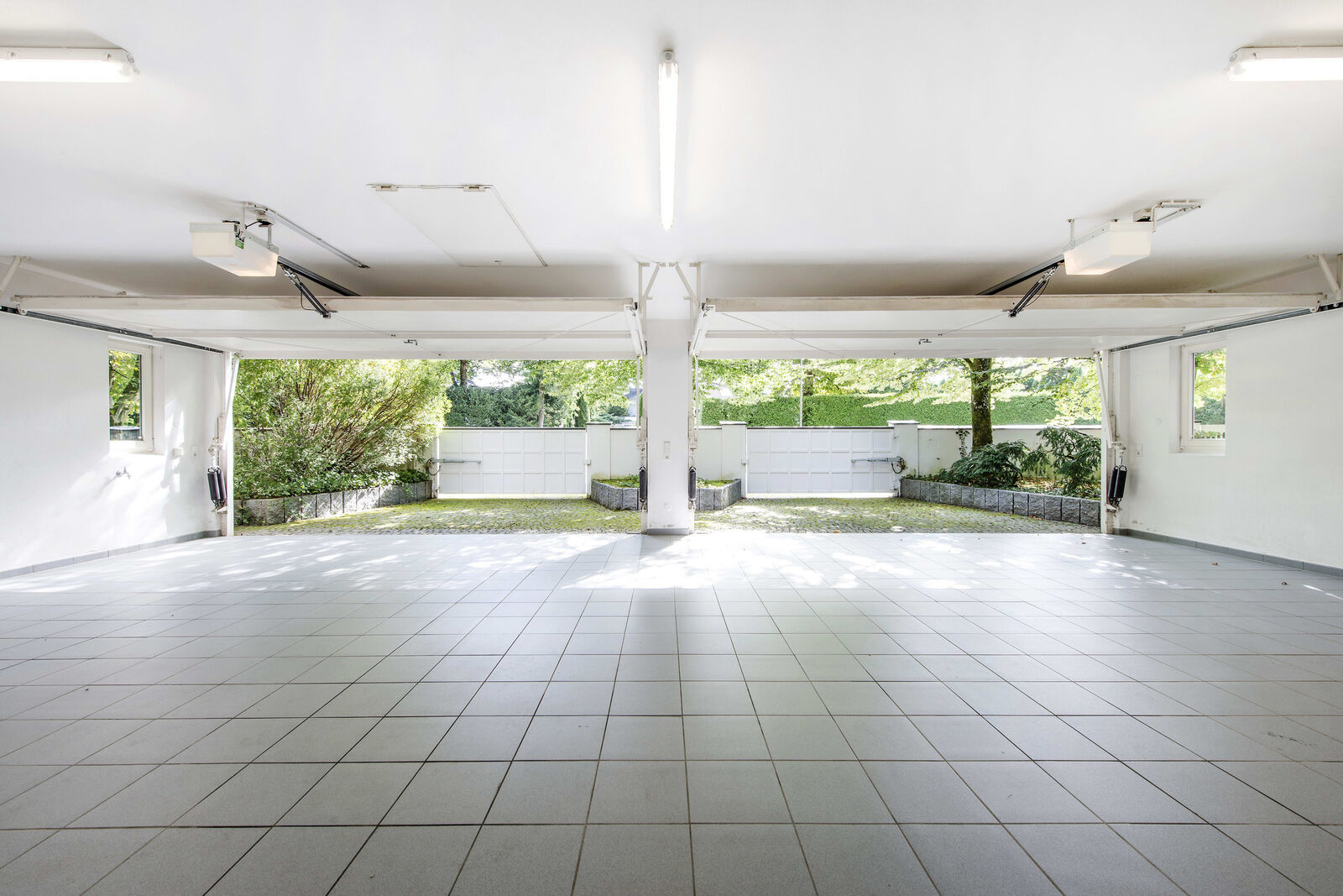 Garage mit 4 Stellplätzen