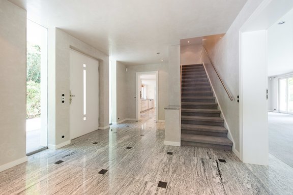 Entrée with wardrobe and guest WC