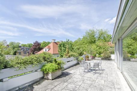 2-3 Zimmer-Penthouse Wohnung mit 109 m² Dachterrasse und separatem Gästebereich