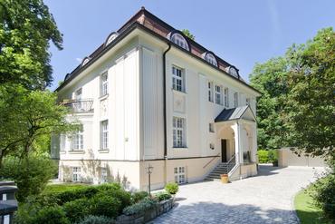 4-room attic flat in a historical city villa directly on the Isar river