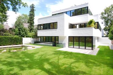 Architecture at the highest level - living directly on the Isar river