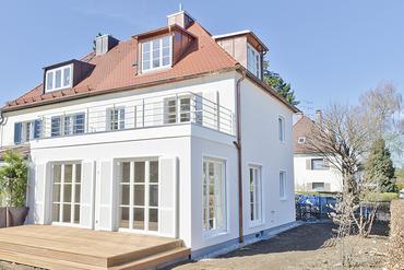 Elaborately renovated semi-detached house from 1938 with high quality furnishing