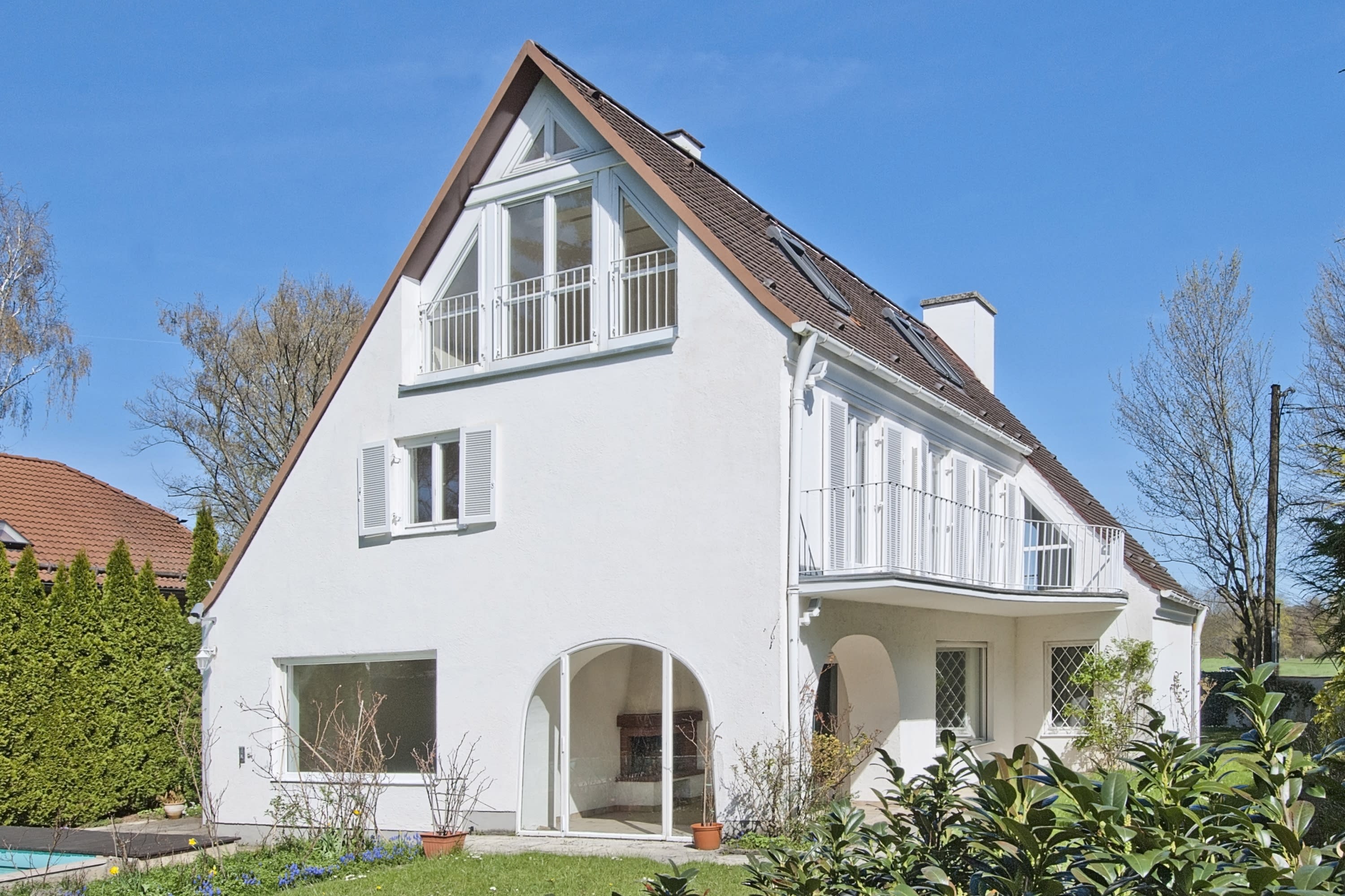 Charmanter Altbau mit idyllischem Garten und Außenpool in direkter Parklage