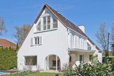 Charming old building with idyllic garden and outdoor pool in direct park location