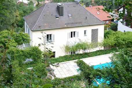 Charmantes Dreißiger-Jahre-Haus mit Außenpool und traumhaftem Terrassengarten