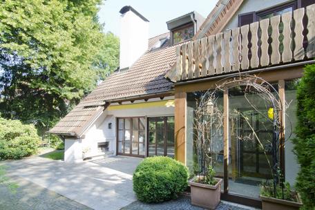 Doppelhaushälfte mit Wintergarten und hübsch angelegtem Süd-West Garten