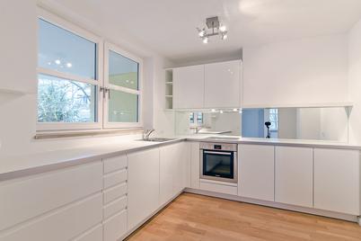 Nobly renovated three-room apartment with two balconies near Friedensengel