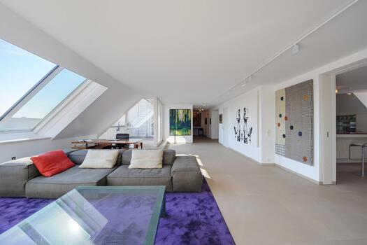 Wohnzimmer mit angrenzender Dachterrasse
