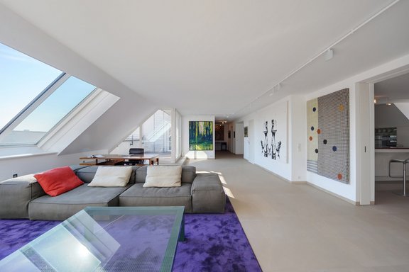 Wohnzimmer mit angrenzender Dachterrasse