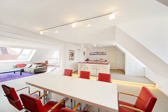 Essbereich mit offener Designerküche