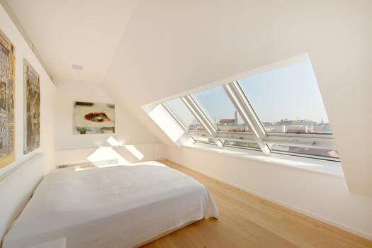 Schlafzimmer mit Atelierfenster