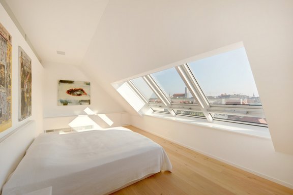 Schlafzimmer mit Atelierfenster