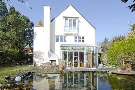 Exzellent renoviertes Einfamilienhaus mit lichtem Ambiente und schönem Garten