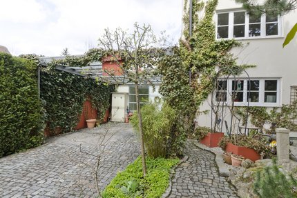 Entrance area with carport