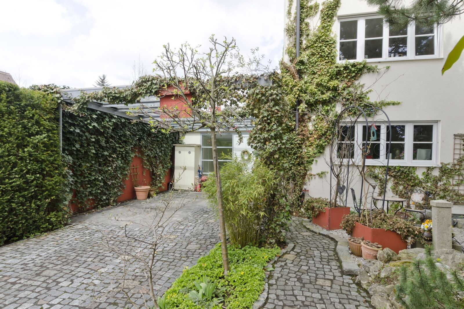 Eingangsbereich mit Carport