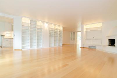 Spacious four-room apartment with open fireplace, fitted kitchen and four balconies