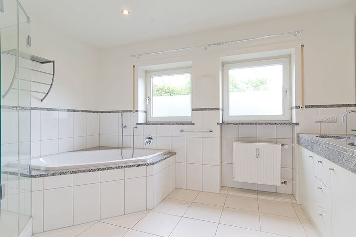 Bad mit Dusche und Badewanne