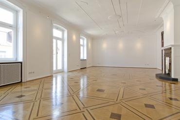 Stately three-room city apartment with large west balcony in art nouveau palace from 1893