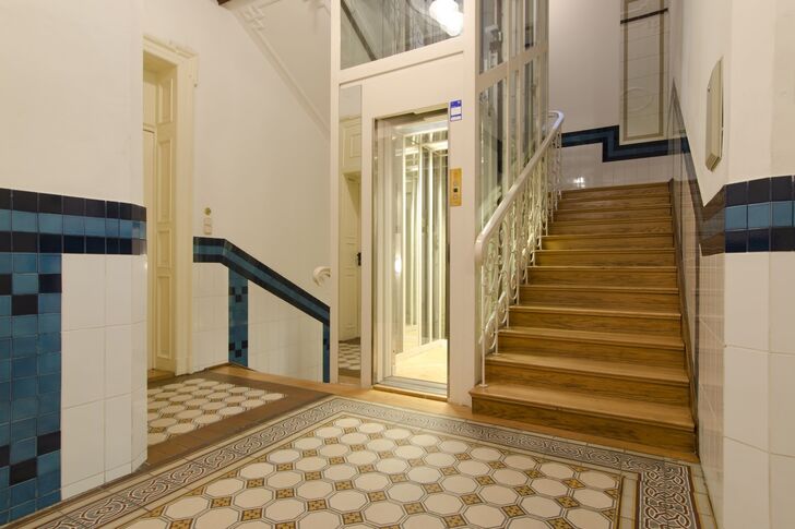 Treppenhaus mit Lift