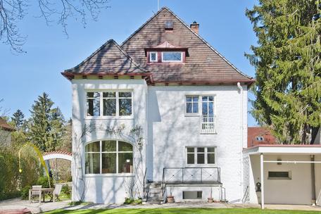 Klassische Dreißiger-Jahre-Altbauvilla in herrlichem weitläufigem Garten