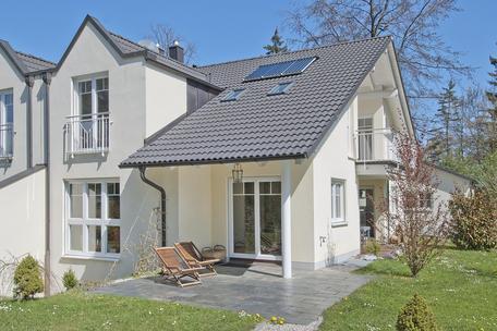 Moderne, lichterfüllte Doppelhaushälfte mit großem sonnigem Südgarten