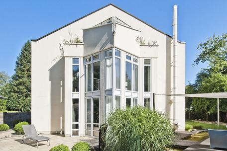 Moderne Villa in lichter Architektur mit attraktiver Gartenanlage