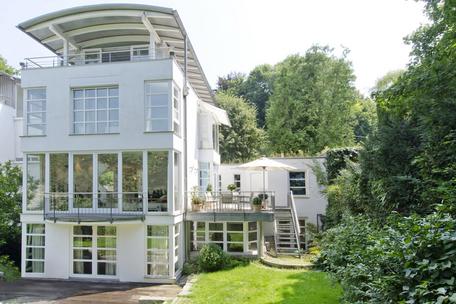 Spektakuläre Villa in einmaliger Lage mit Südwestgarten und Blick auf die Isar