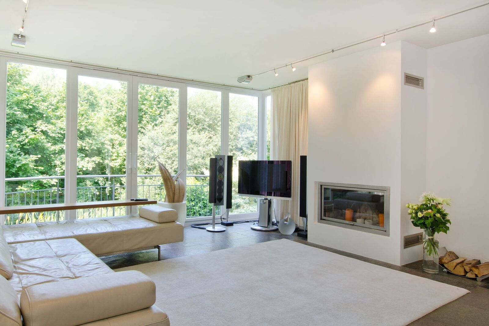 Wohnenzimmer mit offenem Kamin
