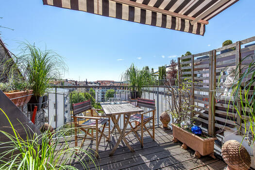 Sonnige Dachterrasse mit Alpenpanorama