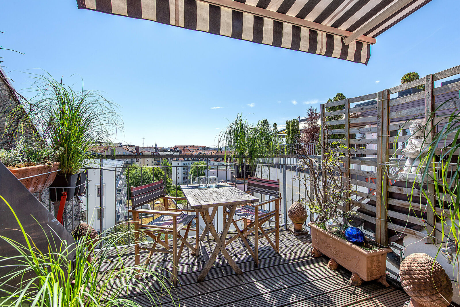 Sonnige Dachterrasse mit Alpenpanorama