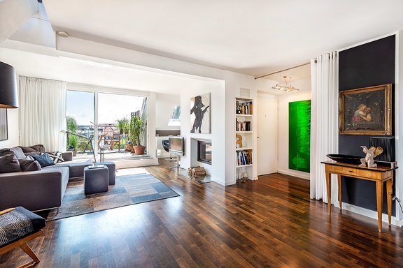 Living area with access to the roof terrace