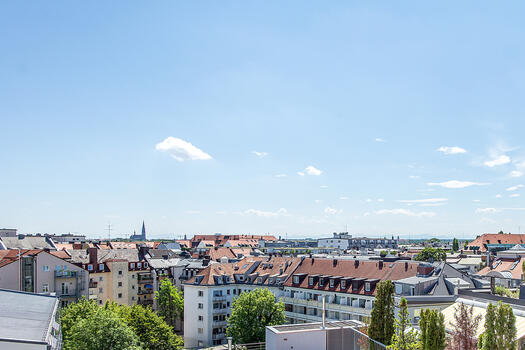 Blick aus dem Schlafzimmer über München