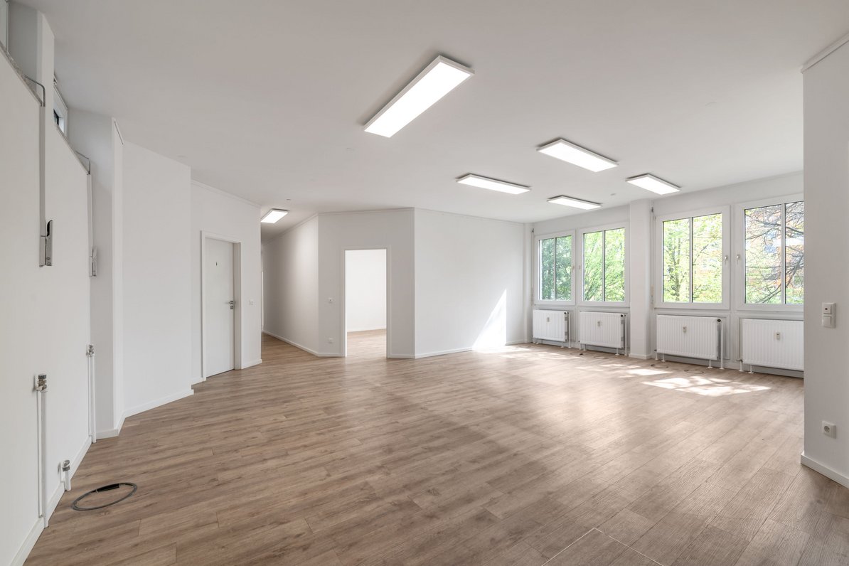Quiet, spacious commercial floor