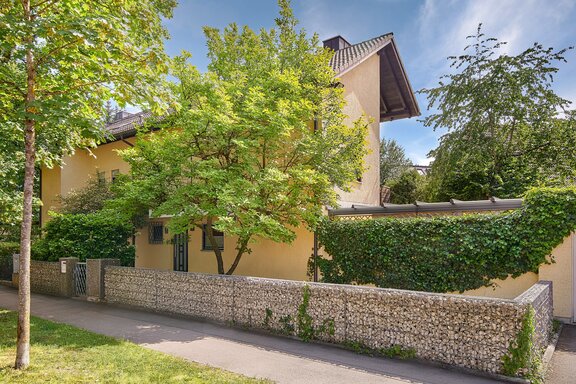 A quiet and charming residential neighborhood