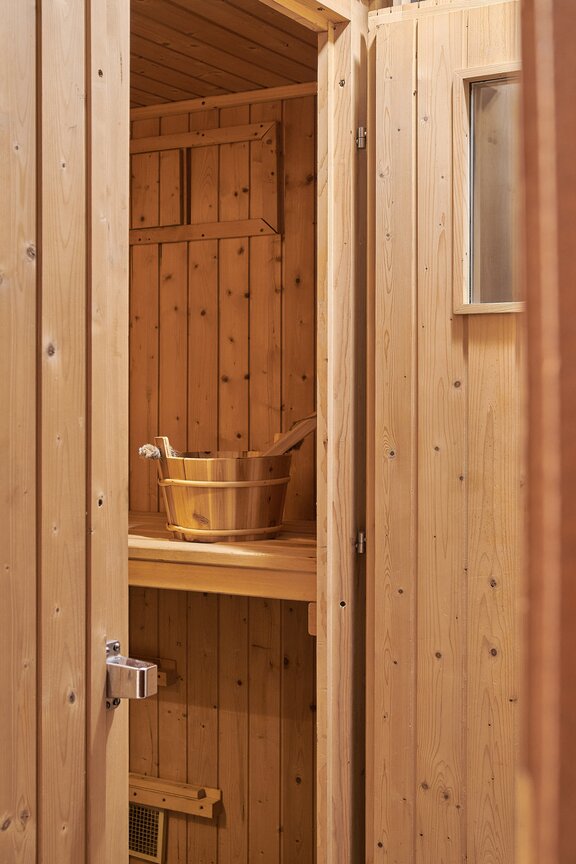 Sauna and shower in the basement