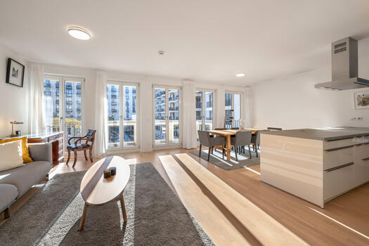 Spacious living/dining area