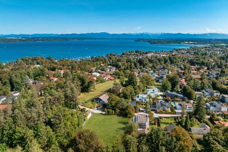 Quiet top location: Attractive building plot of approx. 1,375 m² with approved preliminary building permit