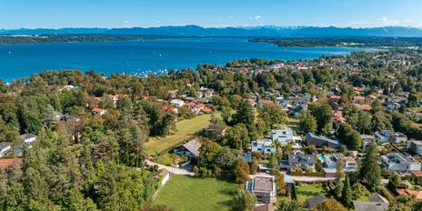 Quiet top location: Attractive building plot of approx. 1,375 m² with approved preliminary building permit